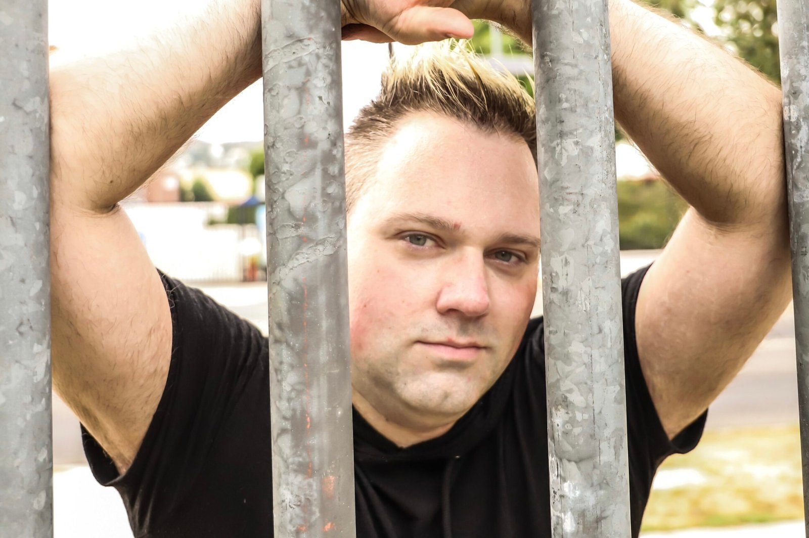 El vocalista de powerhouse Jeffrey Leander, lanza «What Bad Guys Do»