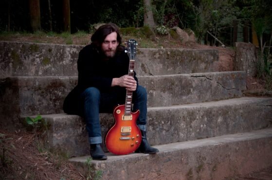 El guitarrista porto-alegrense Cristiano Varisco celebra su álbum debut tras una década