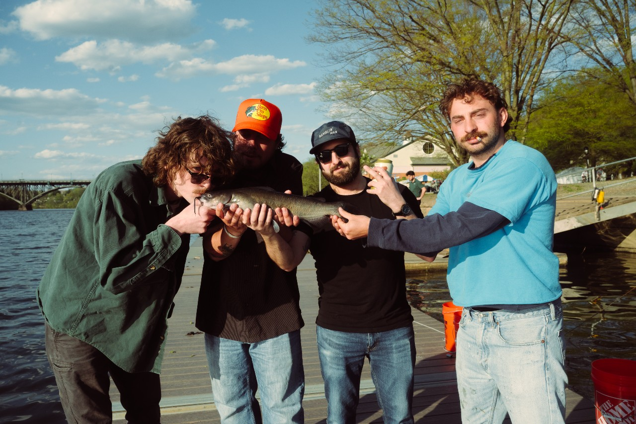 Phil Spector’s Gun lanza nuevo sencillo «Maggots on the Meat», un manifiesto del punk’n’roll