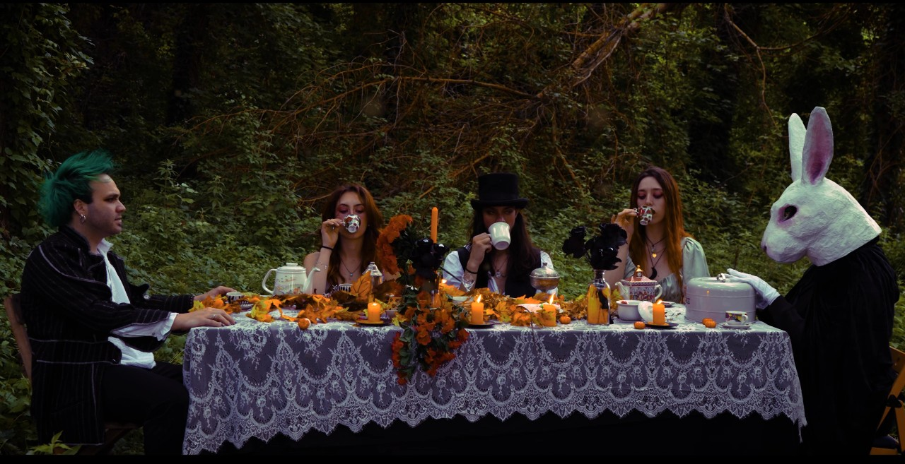 Witchwish mezcla alt rock con el universo de Tim Burton en el nuevo sencillo «Alice of Madness»