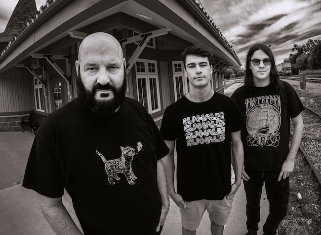 The Discarded anuncia su sexto álbum de estudio, «The Green Door», con los sencillos «Testify!» y «Going Down to the Beach»