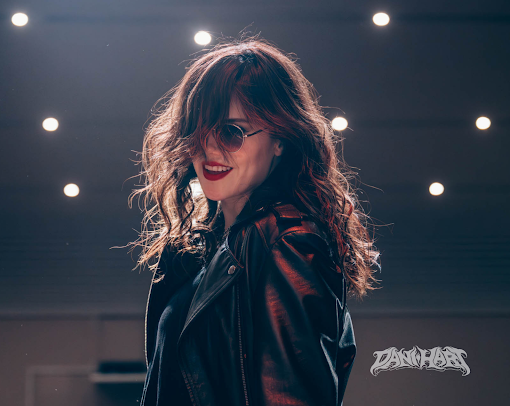 Dani Hart presenta “No More”, un himno de empoderamiento con la leyenda del rock Billy Sheehan al bajo