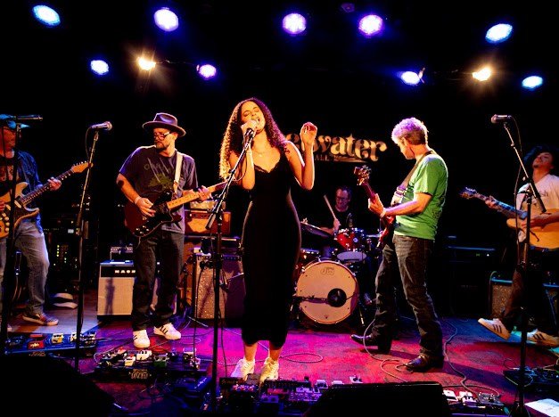 Verónica Larkin canaliza a Janis en Don’t Tell John