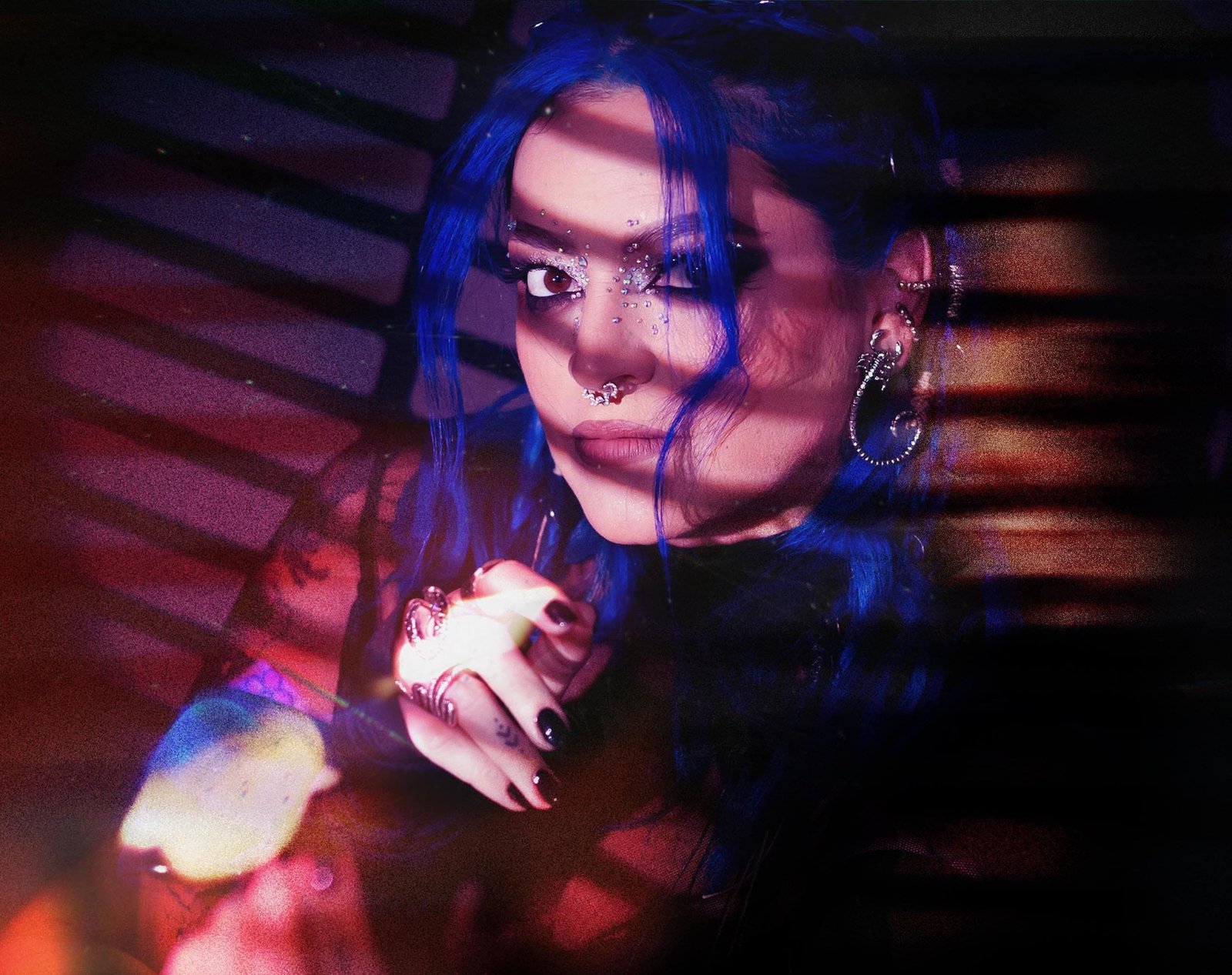 La colombiana Laura Azul estrena «¿Quién soy?», una canción para hacer catarsis y reencontrarse