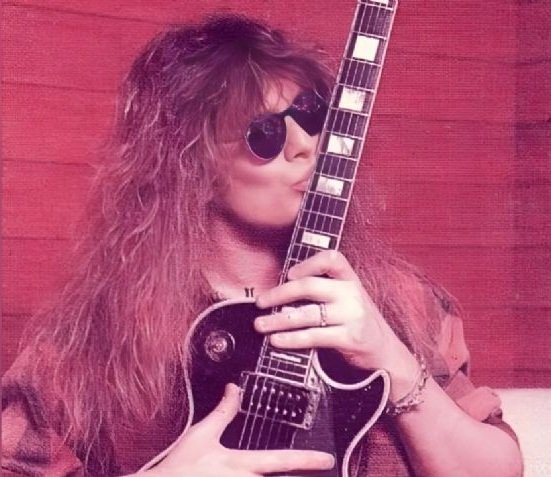 Murió John Sykes