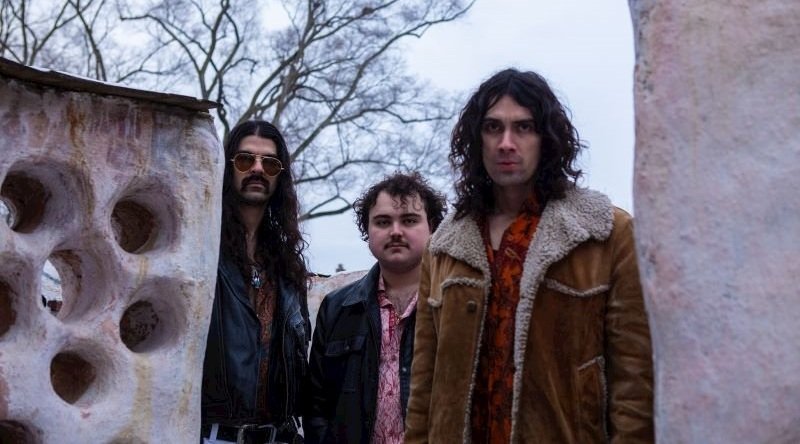 El trío Tumble lanzará su EP debut, «Lost in light», en mayo