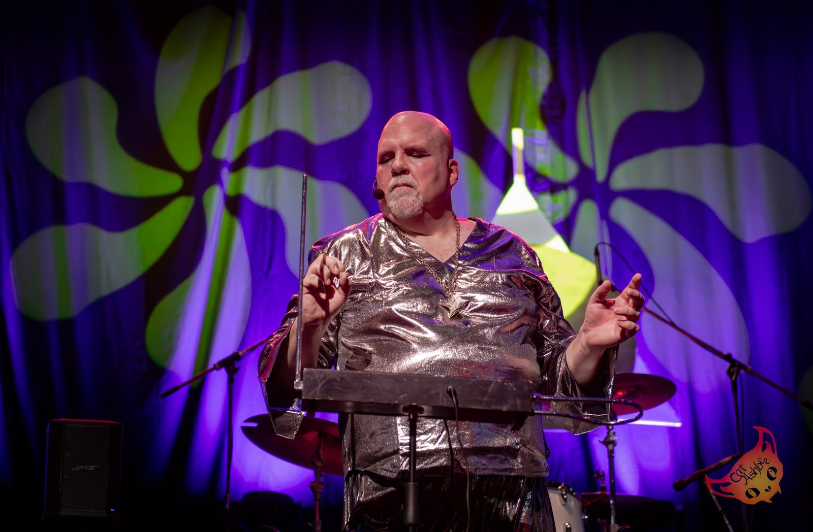 Stephen Hamm Theremin Man lleva a sus fans a un viaje cósmico con «Live From Planet Earth»