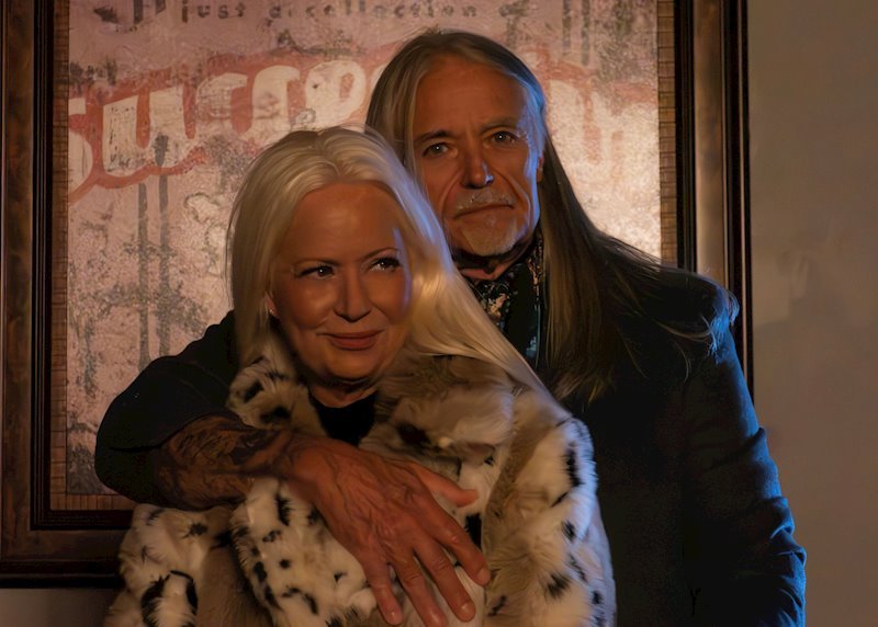 El dúo estadounidense de rock alternativo The Yets lanza su álbum debut «Pinup Girl» y un melancólico video para la canción principal
