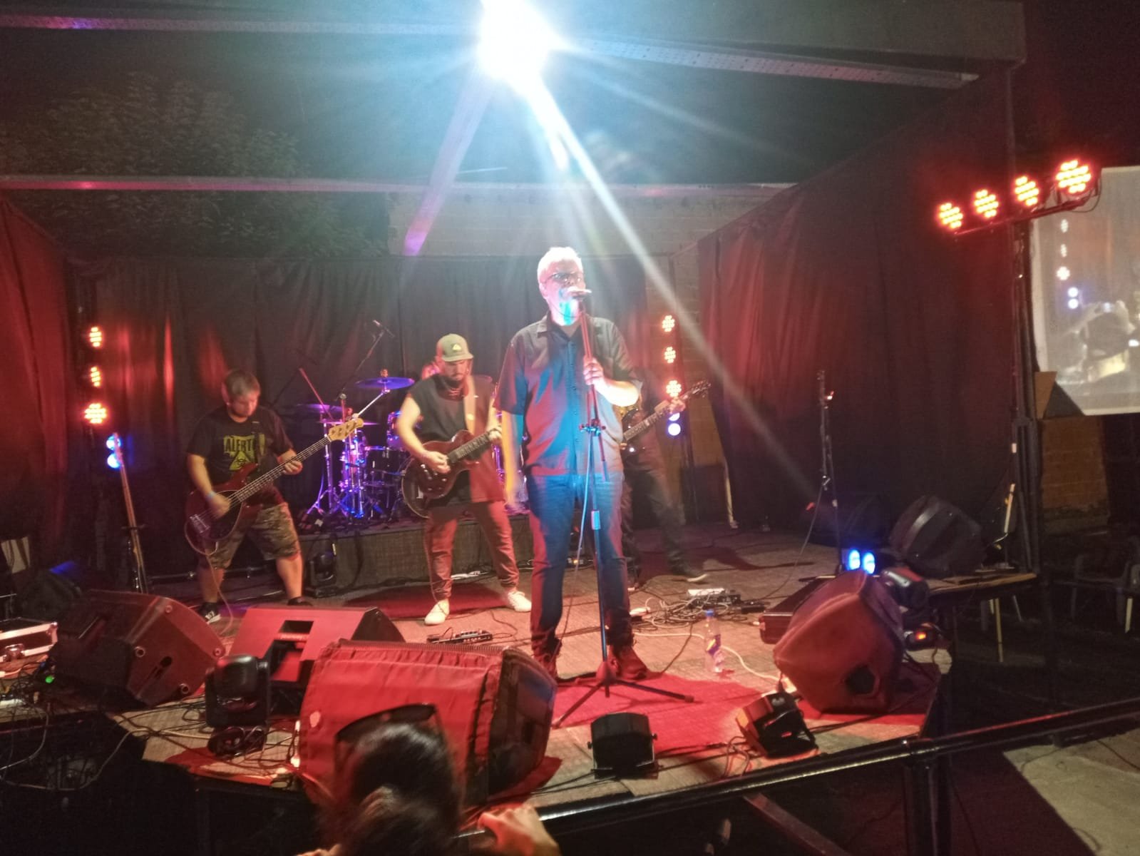 Manantial de rock metalero clave cristiana en el show de Barni