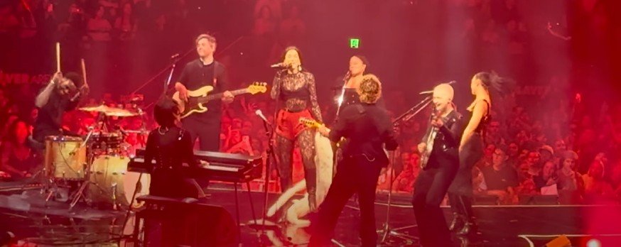 Dua Lipa interpreta «Highway To Hell» en Melbourne como parte de la gira «Radical Optimism»