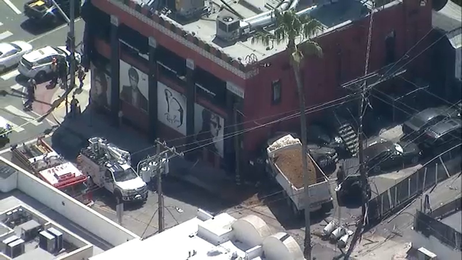 Un camión volcador se estrella en el Whisky A Go Go antes del concierto de Boy Hits Car
