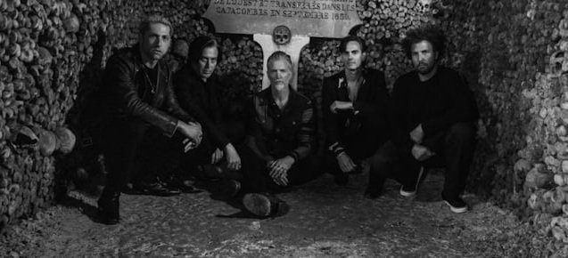 Queens Of The Stone Age desenterrará «Alive In The Catacombs» el próximo mes