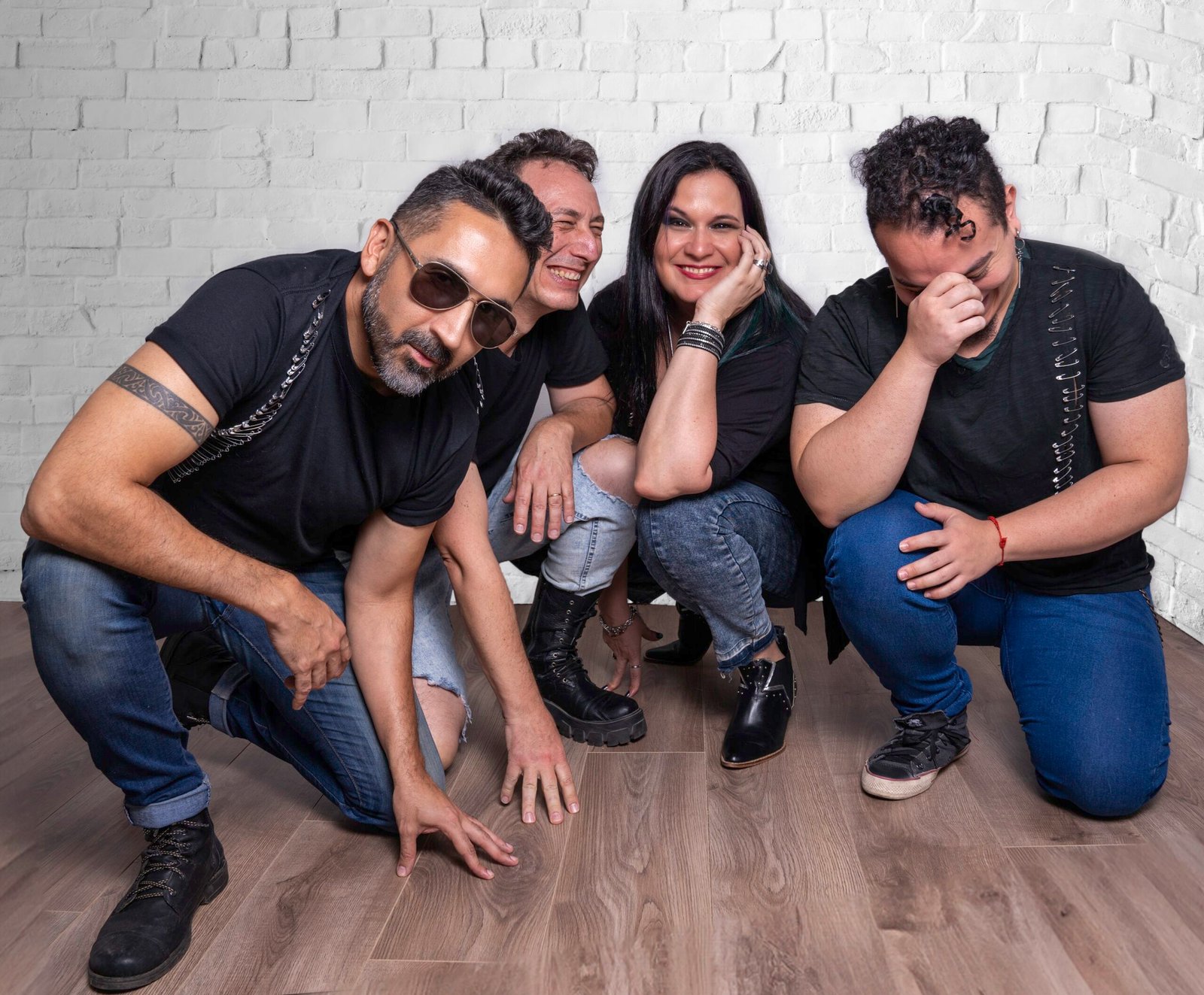 Löbëla presenta «Palos Cruzados» Feat. The Sun Makers
