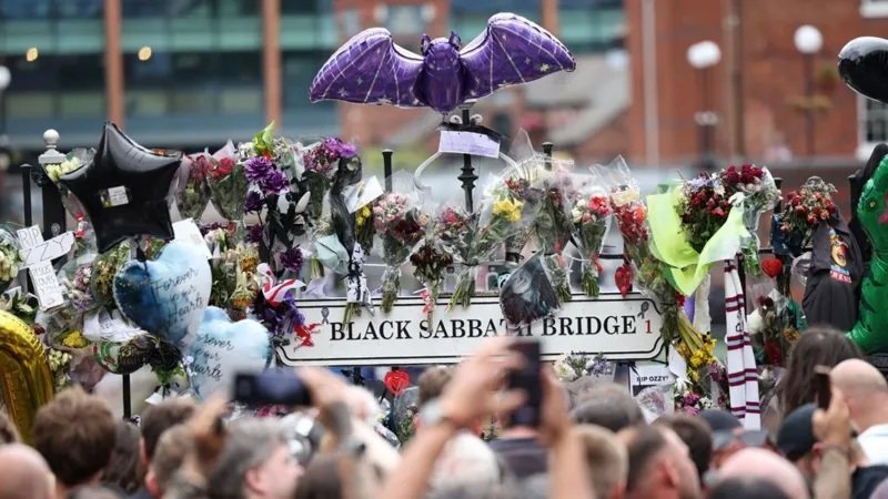 Familiares y fans despiden emotivamente a Ozzy Osbourne