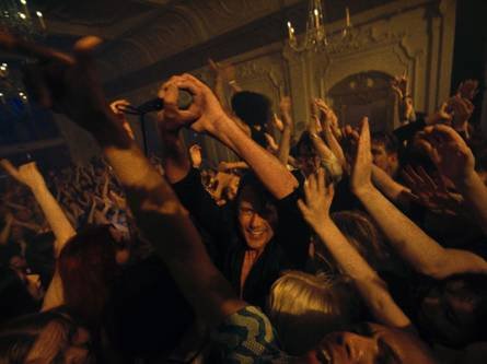 De un concierto genial en España nace el emocionante nuevo sencillo de Suede: «Dancing With The Europeans»