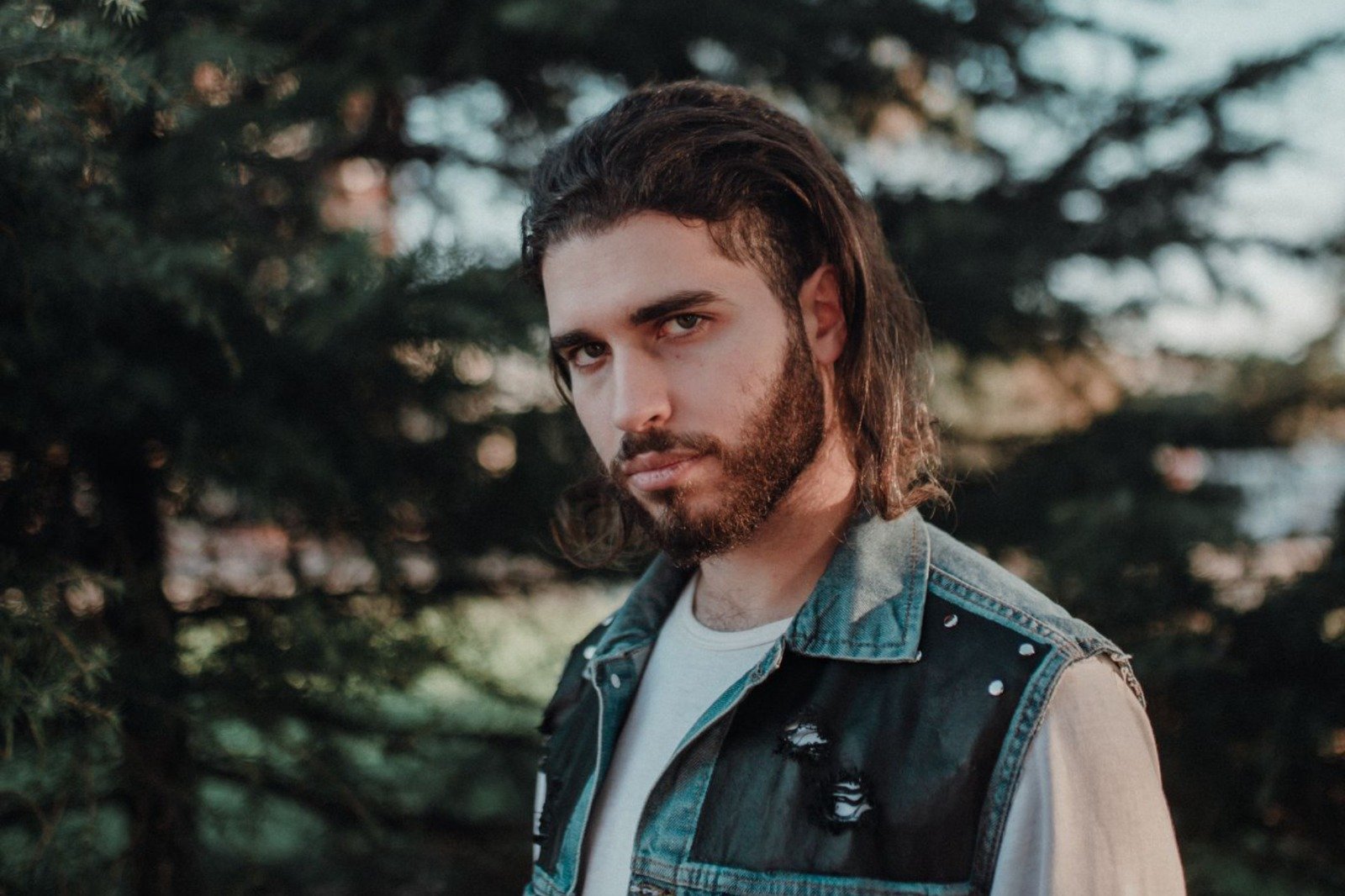 El uruguayo Andy Rosano lanza «Lección de vida», una reflexión profunda en tono punk rock