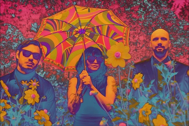 Acapulco Lips regresa con «Now», un remolino soleado de psicodelia, distorsión y estilo