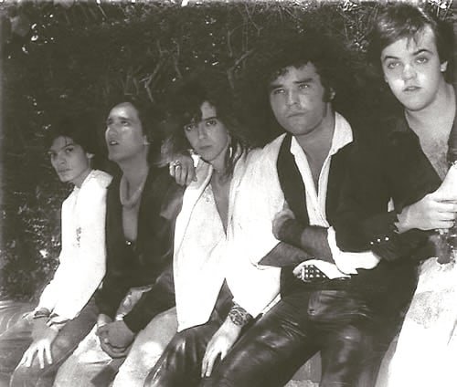 Se editó en cd «El Fuego Sagrado» de LZ2, la primera banda del guitarrista Martín Knye