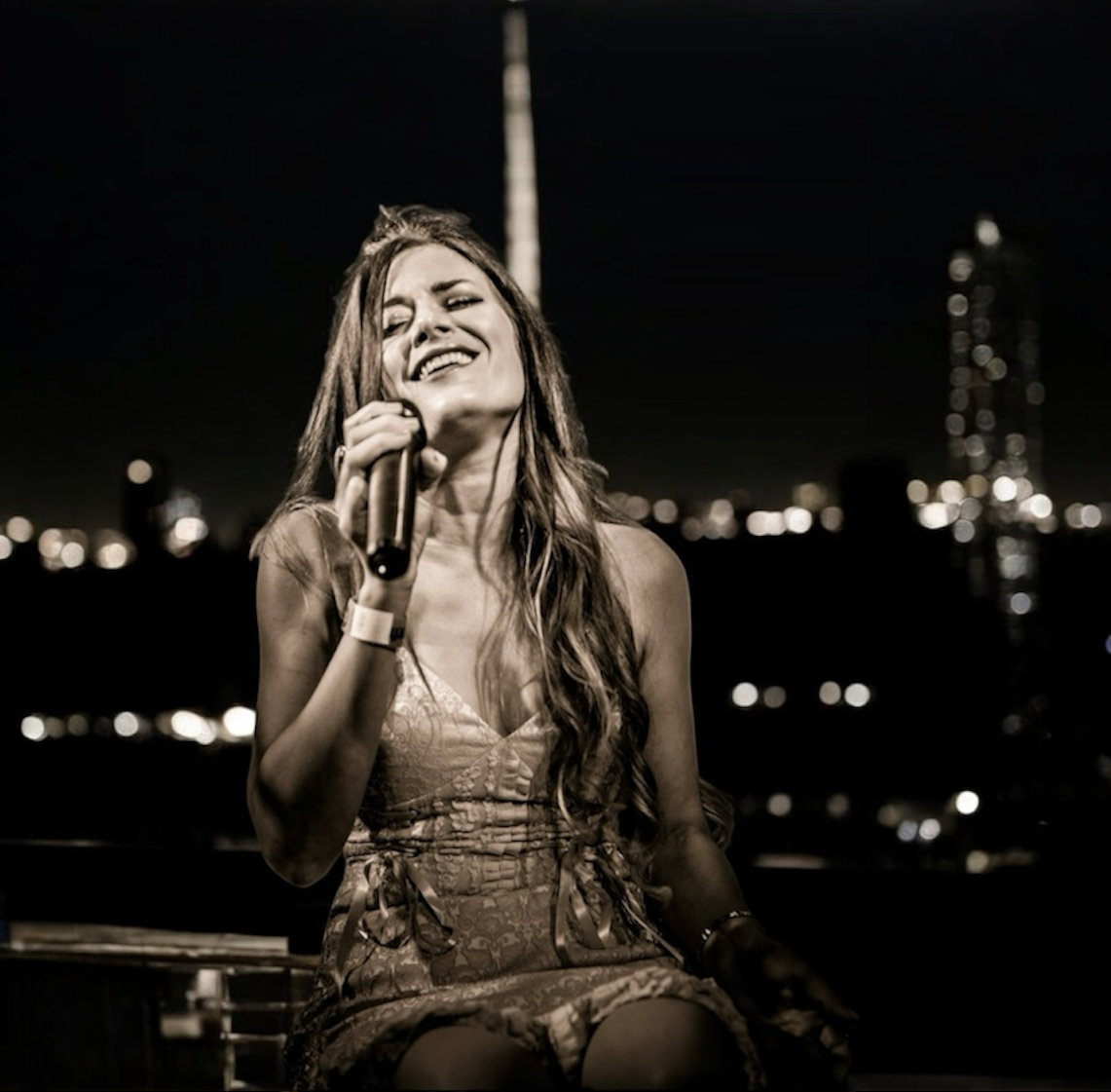 «I Wanna Know» es el primer single en solitario de Joyce, vocalista de Delta High