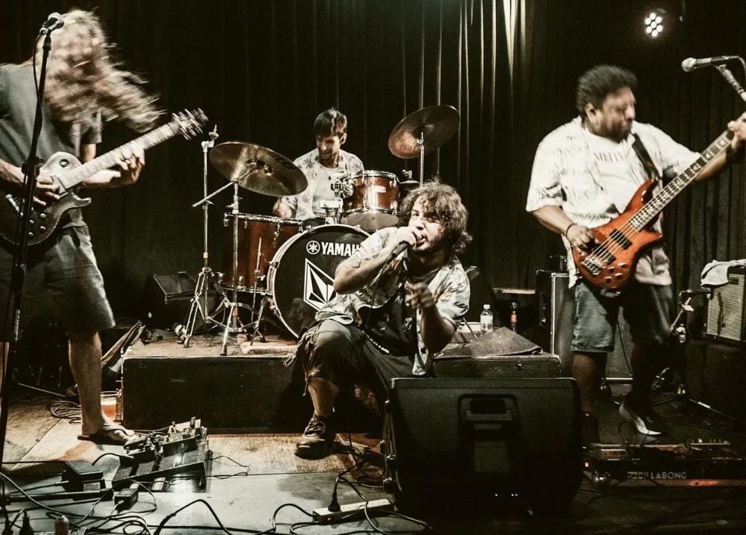 «Promesas sobre el bidet» mudando la conexión y el universo de Charly García