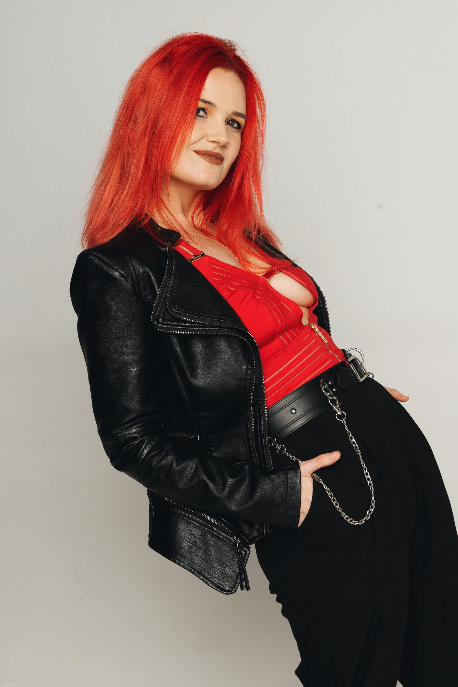 Leah Martin-Brown anuncia el lanzamiento de su álbum debut «Love & Other Crimes»