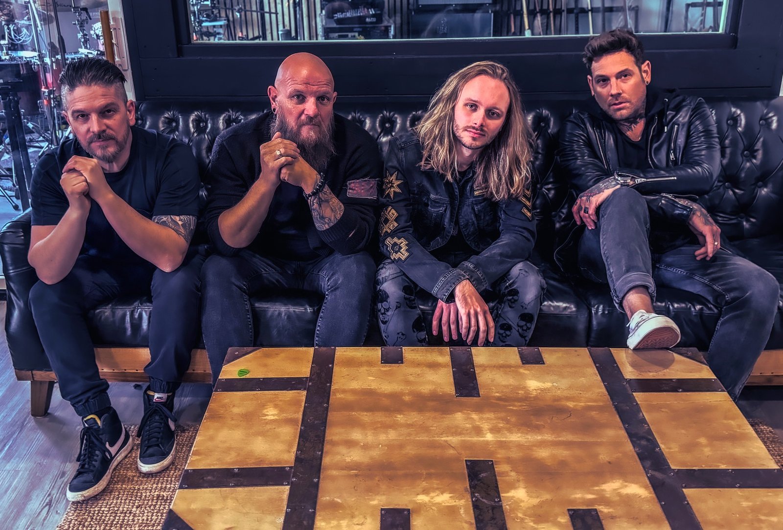 Dead Romantic irrumpió en la escena con una mezcla de rock, metal y pop