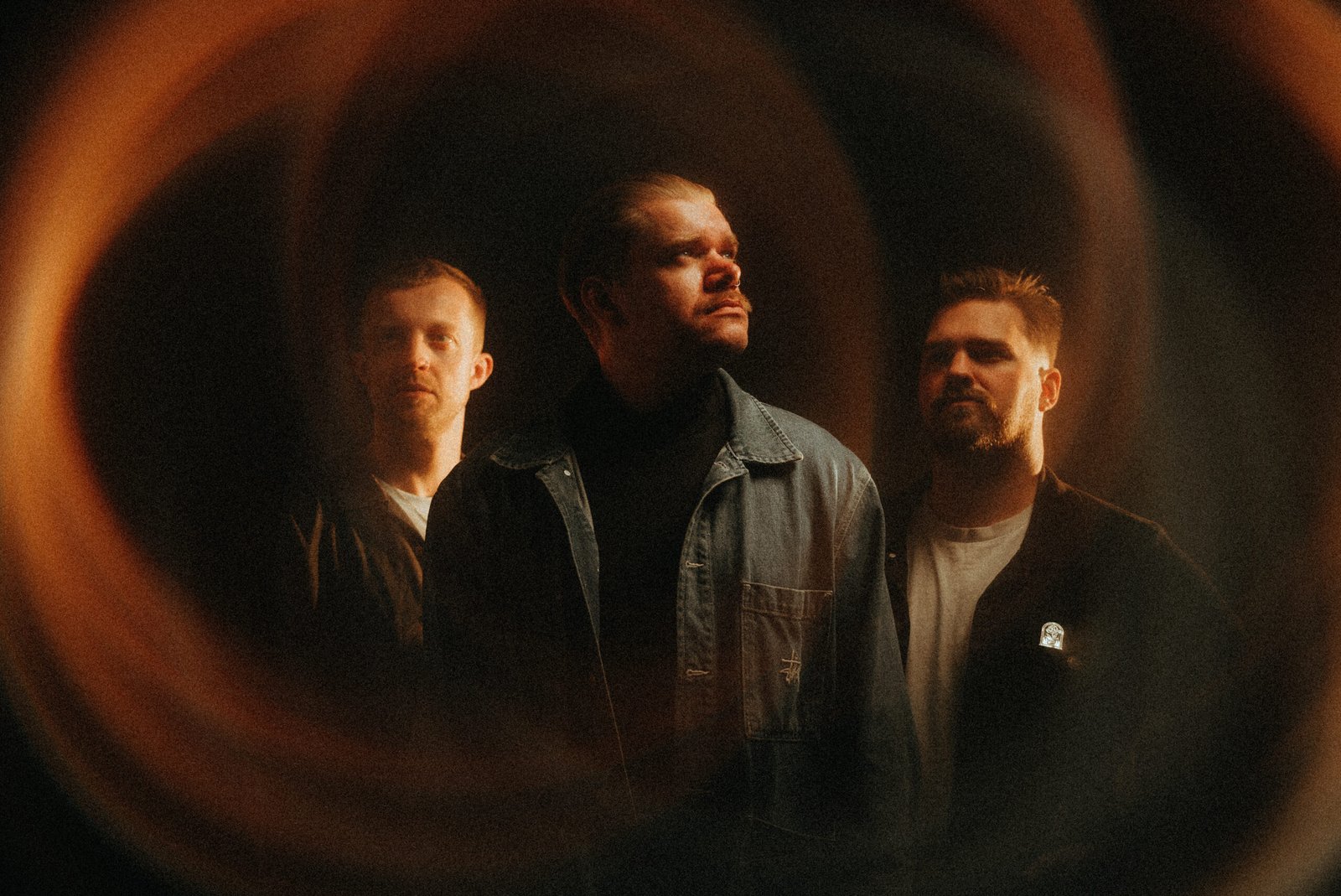 El trío de rock instrumental Last Hyena anticipa su tercer EP de estudio, «Suspect Your Elders», y presenta su último sencillo, «Surfer»