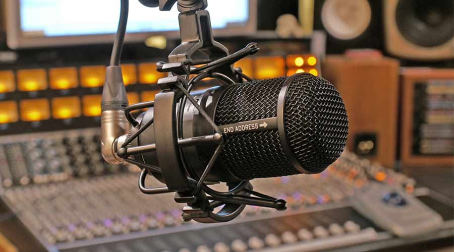 Reflexión en clave filosófica: el streaming y la radio, y la defensa de lo invisible