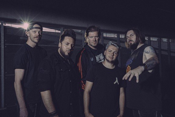 Los belgas Mantah dan nueva vida a un clásico de los ’90 con su versión de nu-metal «Crazy»