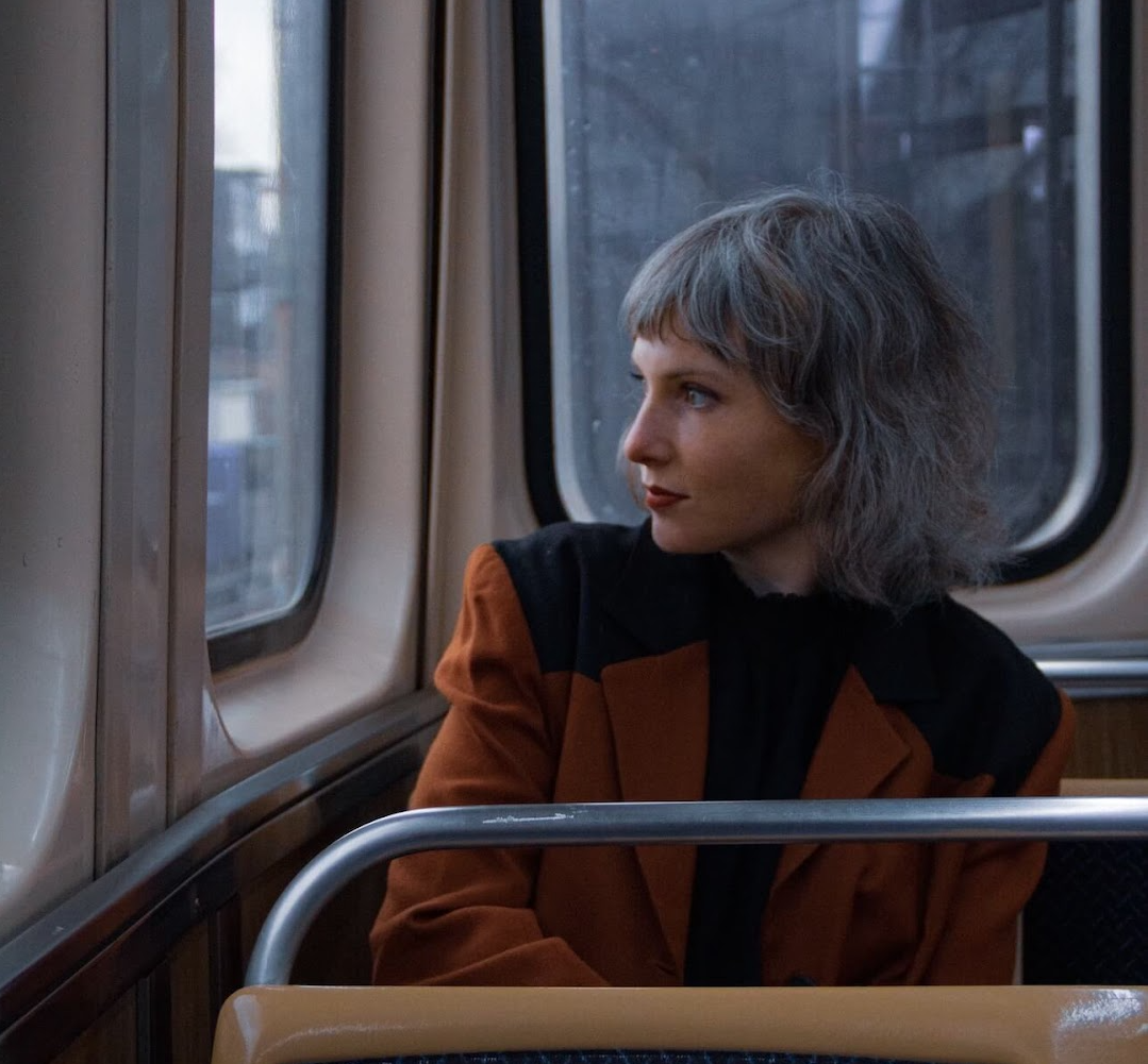 Lillian King presenta «In Your Long Shadow», un debut indie conmovedor