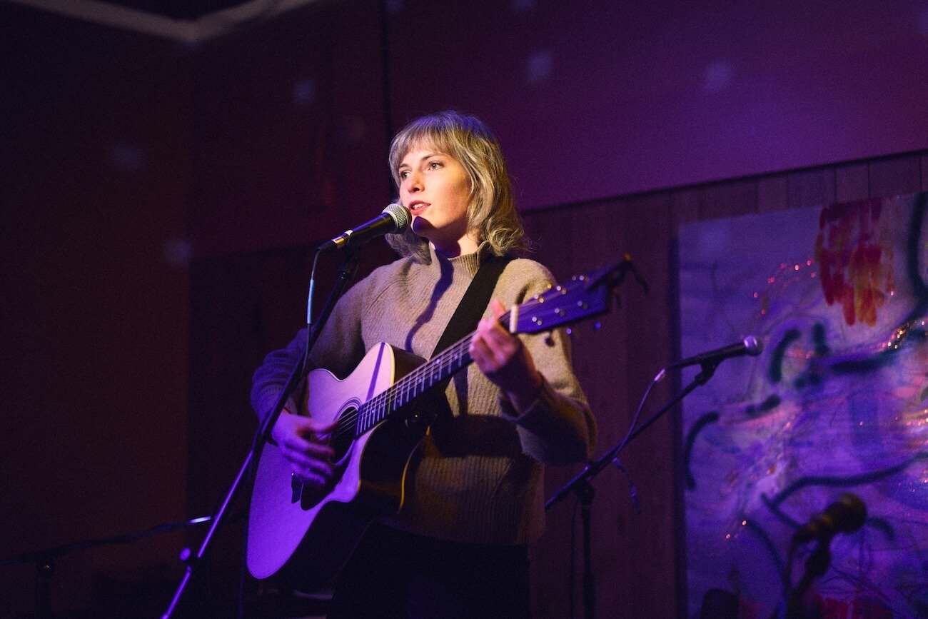 Lillian King presenta «Echo», un hipnótico sencillo indie con un video íntimamente hermoso