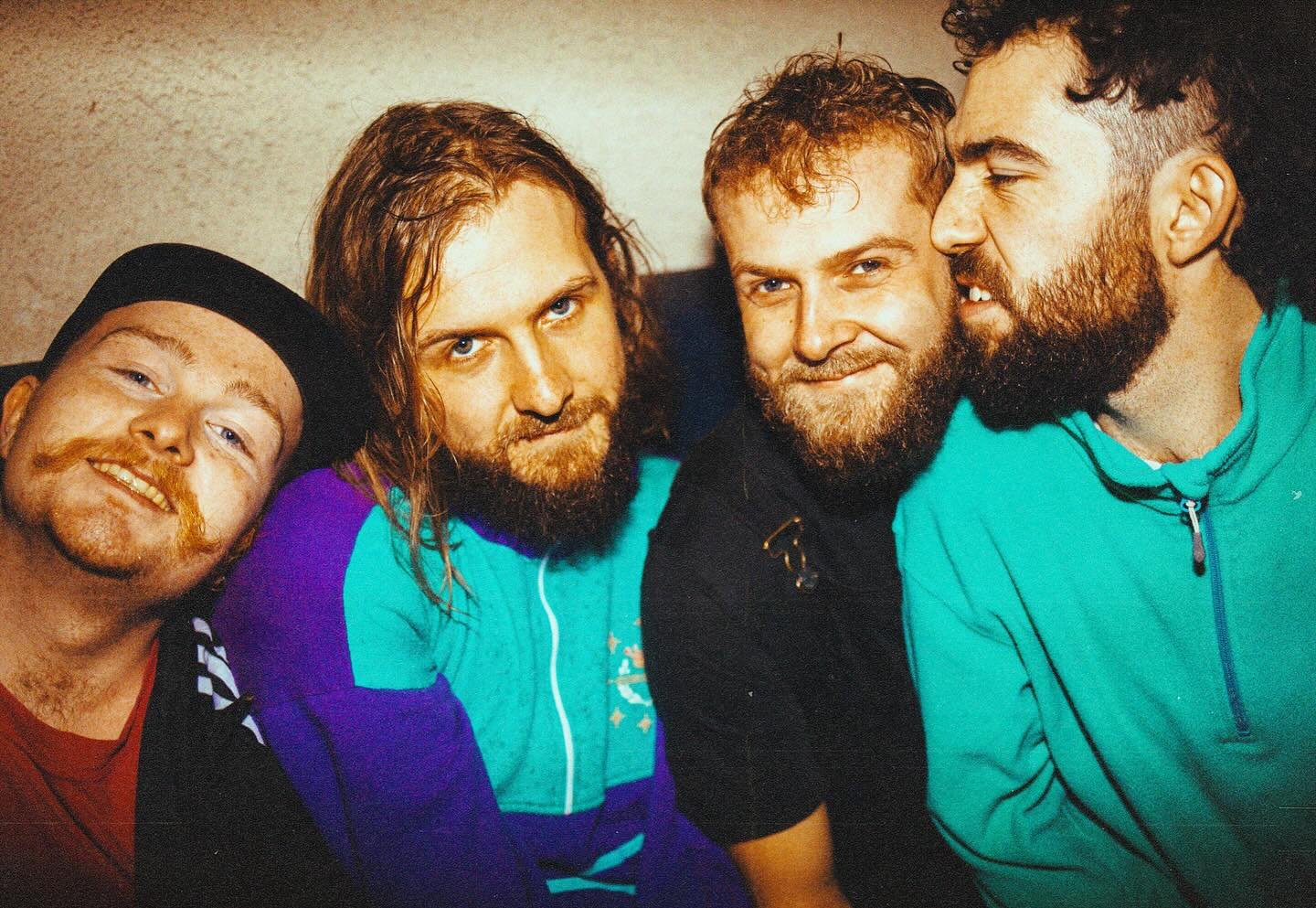Tickles lanza su visceral álbum debut de estudio «Sugar & Plastic Plates»