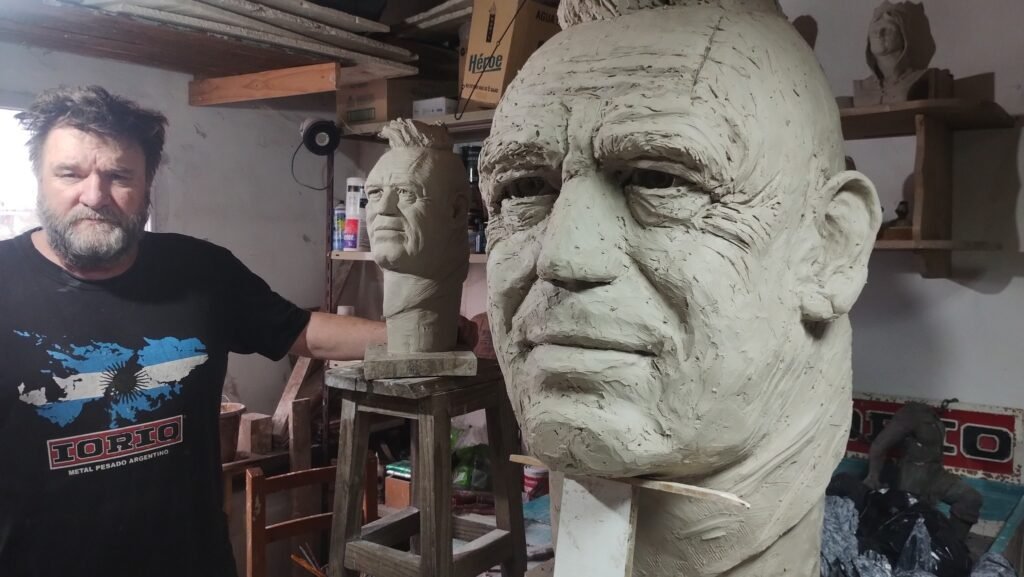 Construyen un monumento gigante a Ricardo Iorio en Coronel Suarez