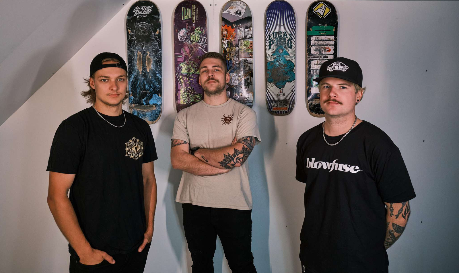 El trío suizo de punk rock Must Be Wrong lanza su nuevo sencillo «Sunday Bloody Sunday»