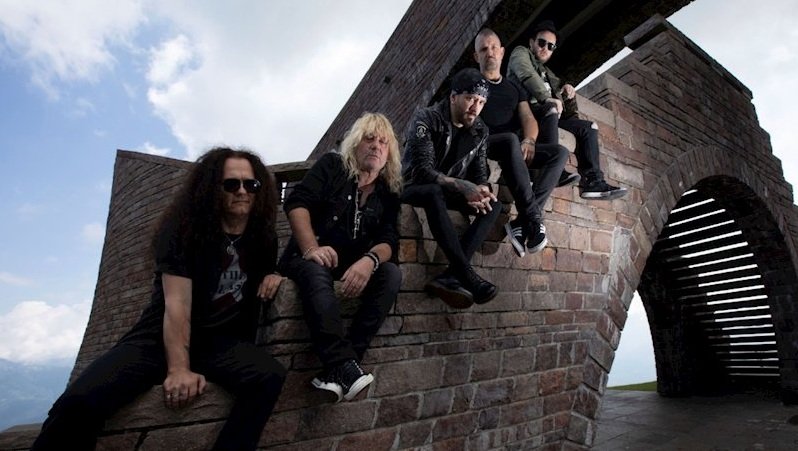 «Live At Hallenstadion Zurich» es el nuevo álbum de CoreLeoni