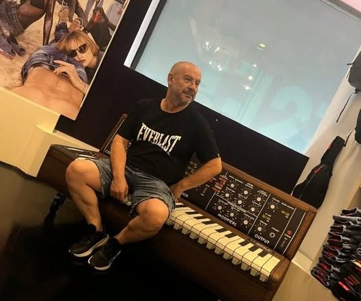 Jorge Falcon y el arte de reunir canciones sin pedir permiso