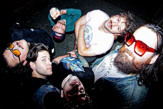 The Fake Friends anuncia su primer LP con el impactante sencillo post-punk «A Sucker Born Every Minute»
