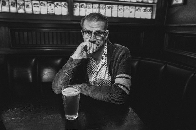 Kye Alfred Hillig anuncia nuevo álbum y comparte el sencillo de country alternativo «Ezekiel Bobbing For Apples»