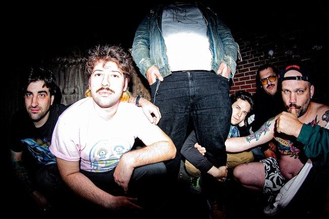 Fake Friends combina la frescura de Montreal y el estilo post-punk en su LP debut «Let’s Not Overthink This»