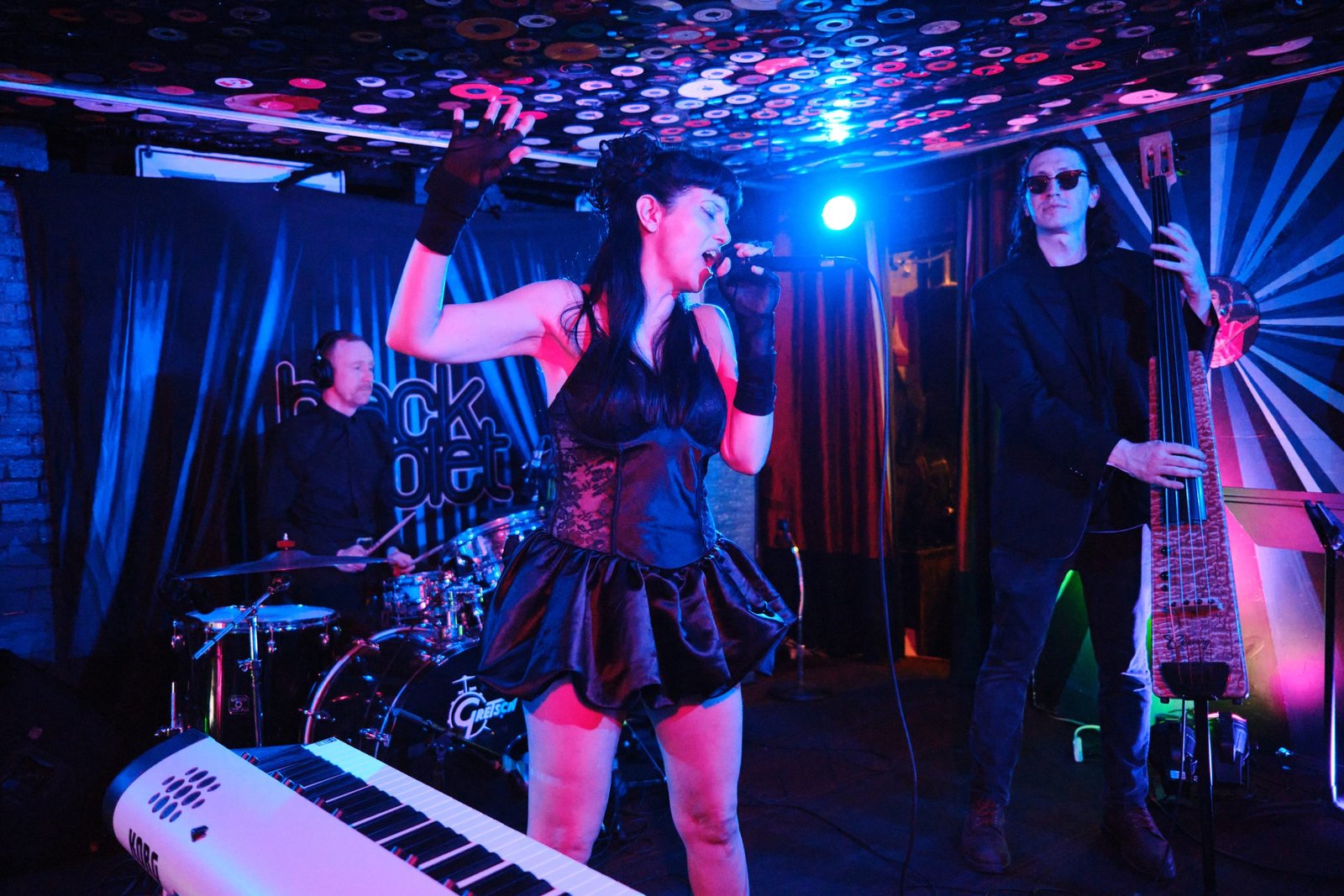 Black Viiolet se desliza hacia las sombras del jazz-noir aterciopelado, explorando el amor y la distancia en su nuevo LP «Dark Blue»