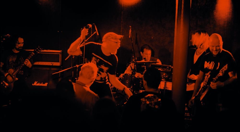El colectivo punk Seven Crowns lanza su cuarto álbum de estudio, «Haunted Head», una carta de amor a aquellos que han perdido