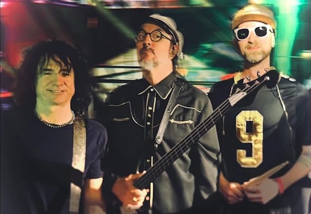 Primus lanzó el EP «A Handful Of Nuggs» que incluye una versión de «Holy Diver» de Dio
