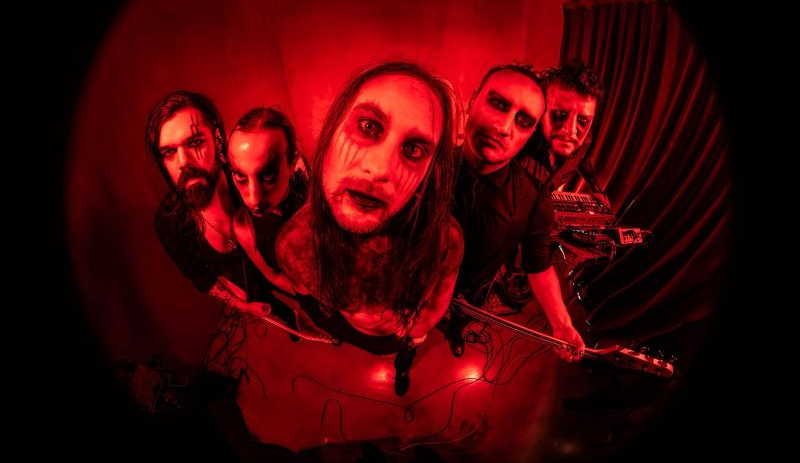 Mala Reina explora la alienación moderna en “Kaboom!”, el primer adelanto de su nuevo EP conceptual