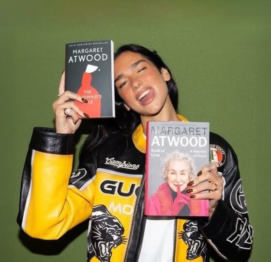 Dua Lipa abre una biblioteca en Oporto: el proyecto cultural que convierte a la estrella pop en defensora de la libertad de leer