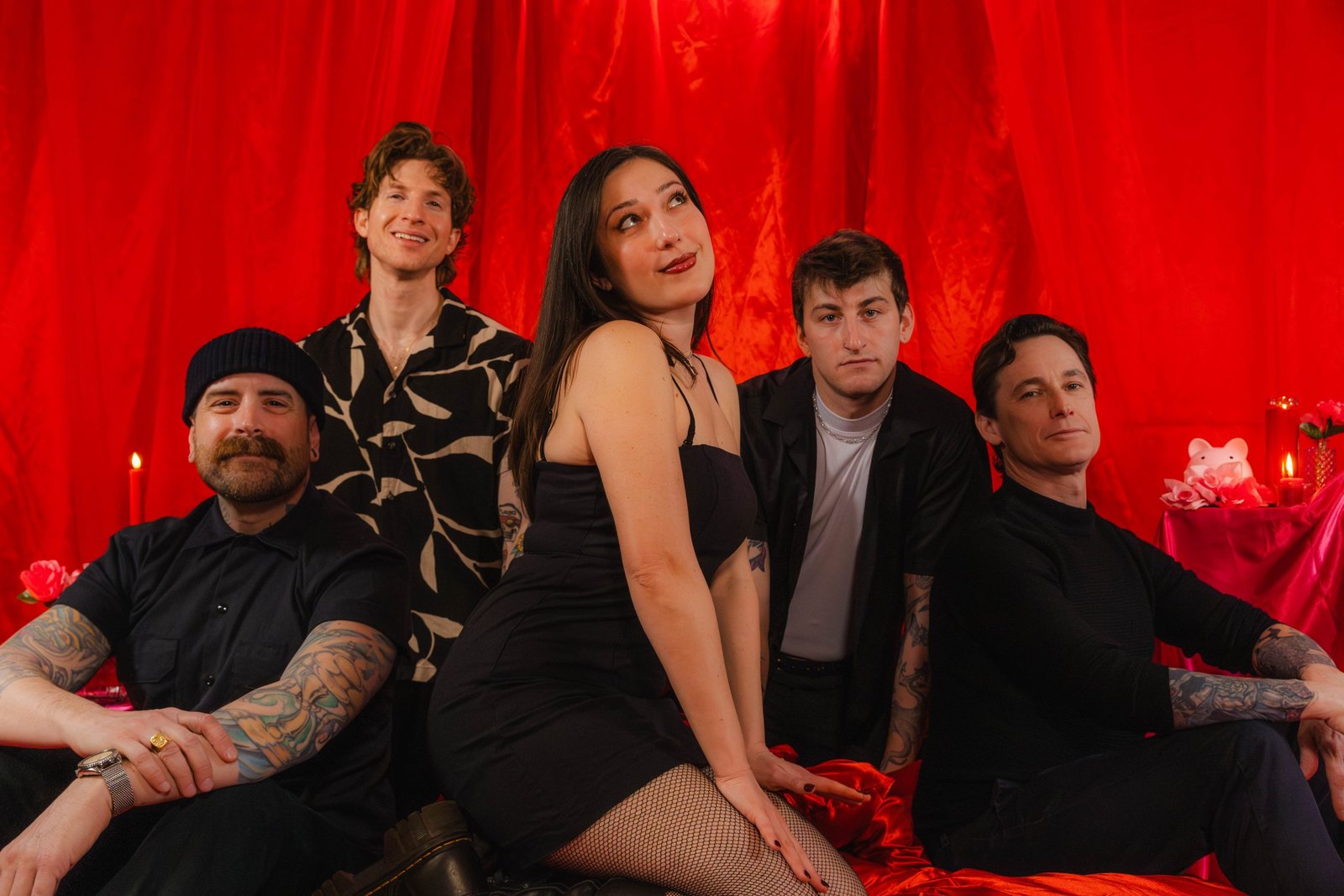 Doghouse Rose destila una década de melodía y caos en su sencillo de adelanto «Born To Break Even»
