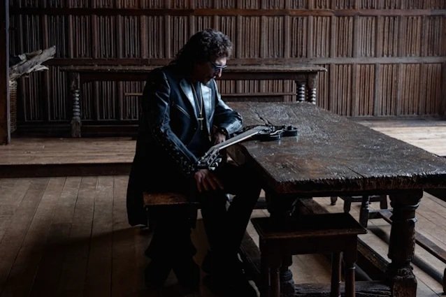 Tony Iommi presenta «World Alone», primer adelanto de «From The Dark»