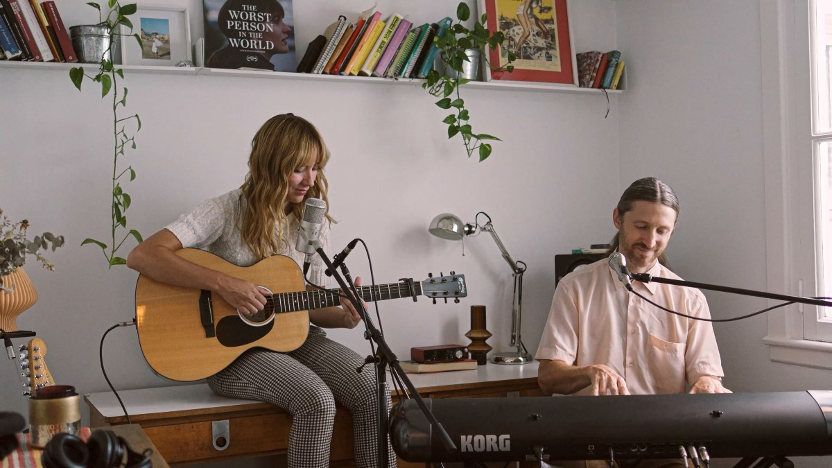 Delfina Campos presenta «Películas Perdidas en Casa»: una serie de sesiones acústicas en vivo, grabadas en la intimidad de su hogar