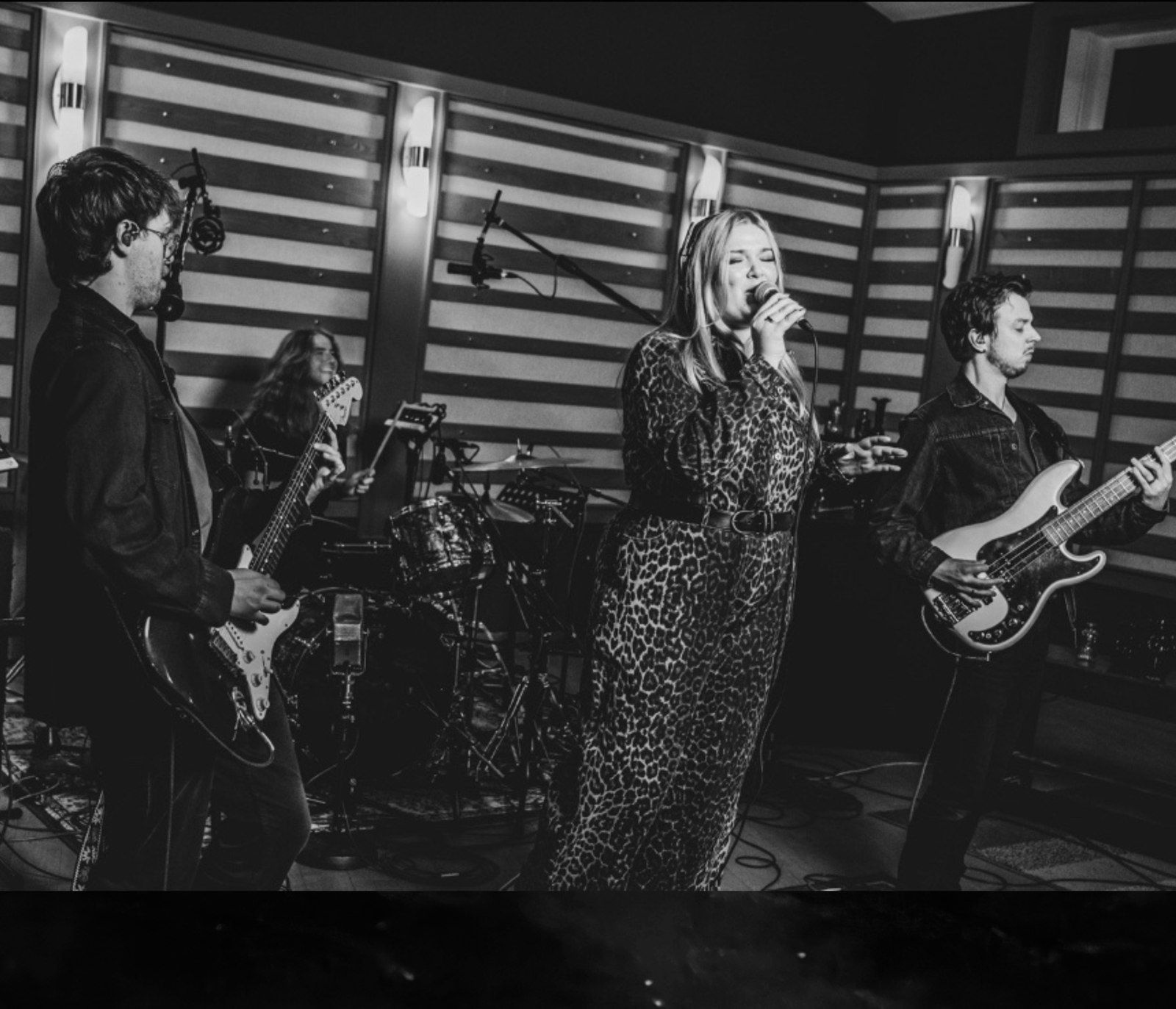 Jade Elephant junto a Kate Stevens versiona el clásico «Barracuda»