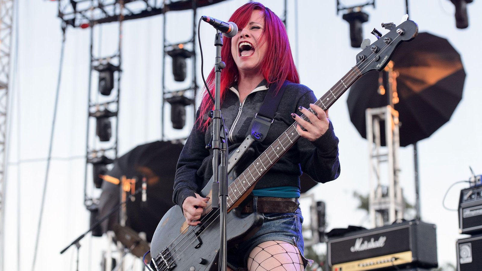 Jennifer Finch (bajista de L7) enfrenta un duro desafío de salud y recibe el apoyo de la comunidad del rock